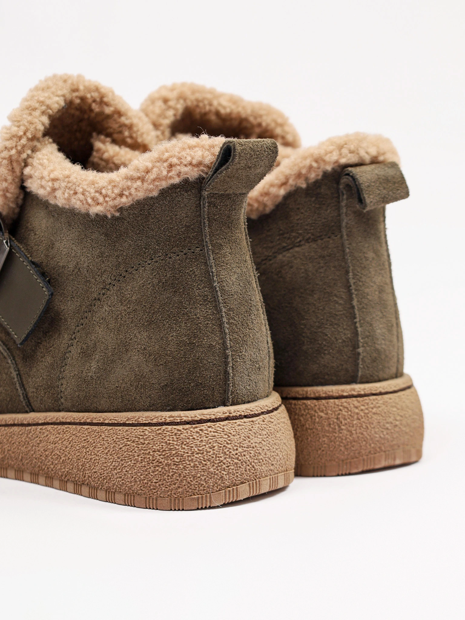 Ботинки цвета хаки с ремешком на низкой платформе